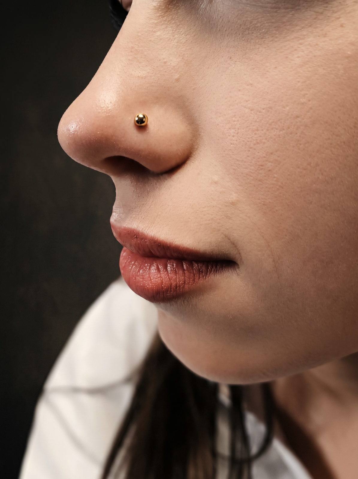 Nostril-Piercing mit goldenem Stecker