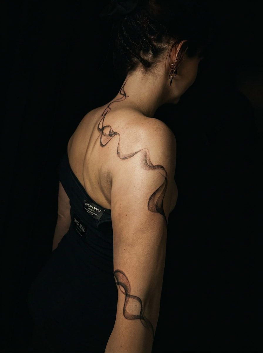 Fließendes Fine-Line-Tattoo aus Rauch-Bändern auf Rücken, Schulter und Arm